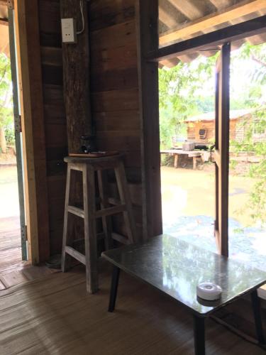 Ein Patio oder anderer Außenbereich in der Unterkunft สวนบ้านนอก SuanBaanNoak