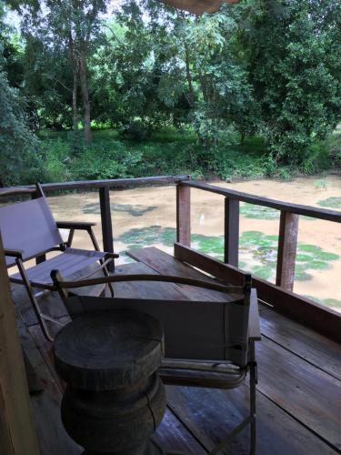 Ein Balkon oder eine Terrasse in der Unterkunft สวนบ้านนอก SuanBaanNoak