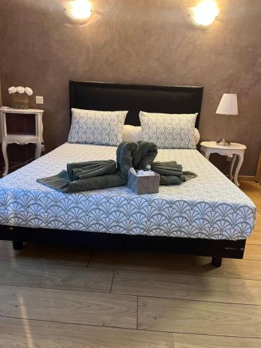 - un lit avec une boîte au-dessus dans l'établissement 2 pieces hortensias, à Mandelieu-la-Napoule