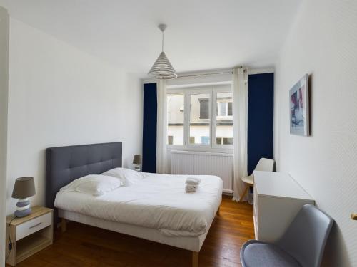 une petite chambre avec un lit et une fenêtre dans l'établissement -HORTENSE- MAISON SABLES BLANCS Á 300M DES PLAGES, à Concarneau