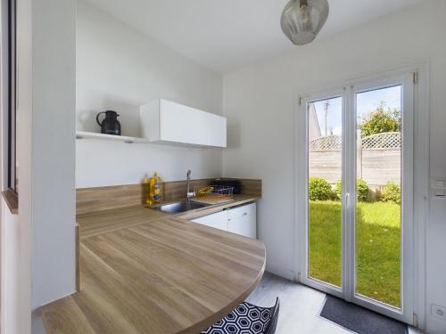une cuisine avec un comptoir en bois dans une pièce dans l'établissement -HORTENSE- MAISON SABLES BLANCS Á 300M DES PLAGES, à Concarneau