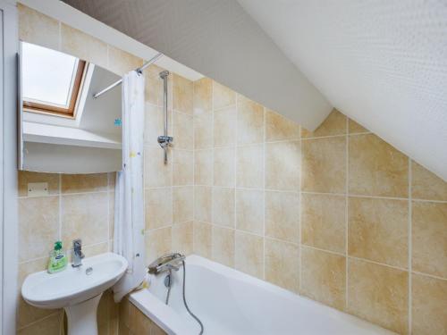 une salle de bain avec un lavabo et une baignoire dans l'établissement -HORTENSE- MAISON SABLES BLANCS Á 300M DES PLAGES, à Concarneau