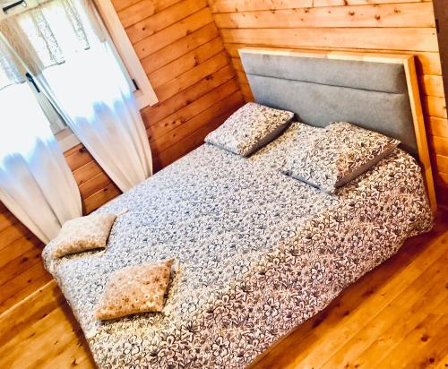 圣若瑟Bungalow cosy, tout confort的一间卧室，床上有两个枕头