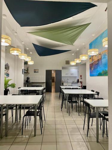 une salle à manger avec des tables et des chaises dans l'établissement Balaena hébergement, à Marseille