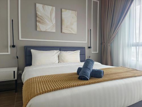 Ένα ή περισσότερα κρεβάτια σε δωμάτιο στο One Bedroom Troika Kota Bharu by AGhome, Modern Design