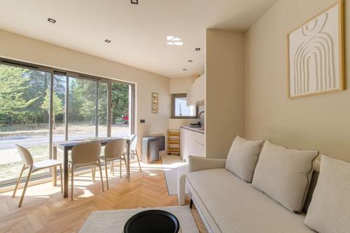 un salon avec un canapé et une table dans l'établissement Joli T2 bien équipé et lumineux, Écully, à Écully