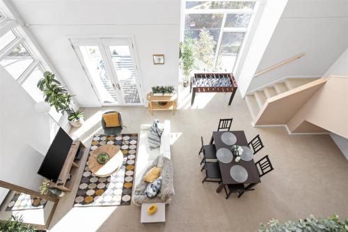 Χώρος καθιστικού στο Stunning CozySuites on Mass with Parking