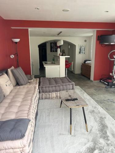 un salon avec un canapé et une table dans l'établissement Villa private avec piscine domaine golf open for 10 guests, à Lamorlaye