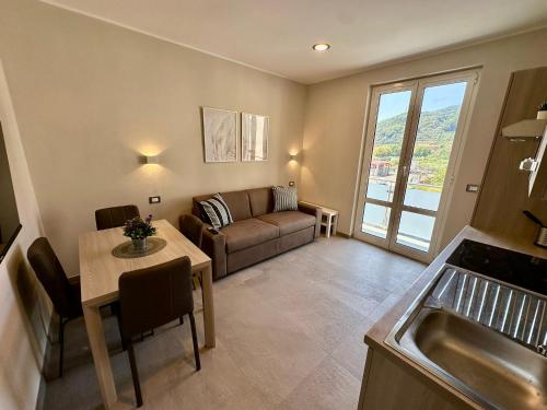 a living room with a couch and a table at Legni di mare residence in San Salvatore