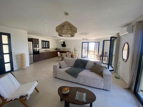 un salon avec un canapé et une table dans l'établissement Grande maison à Belgodère Balagne, à Belgodère