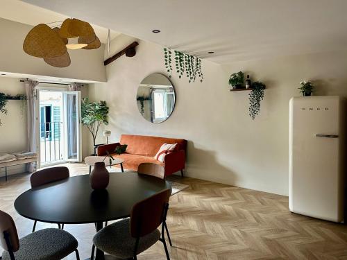 un salon avec une table et un canapé dans l'établissement Bella Citadella, à Bastia