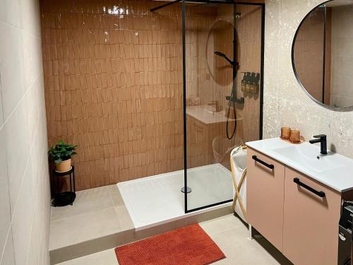 une salle de bain avec douche et lavabo dans l'établissement Bella Citadella, à Bastia