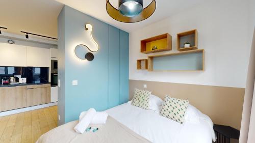 - une chambre avec un lit blanc et un mur bleu dans l'établissement Bluestay 85 - Superbe appartement à Paris, à Paris