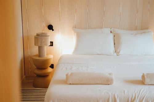 une chambre avec un lit avec une serviette dessus dans l'établissement Élégance et Luxe au Rayol Canadel, à Rayol-Canadel-sur-Mer