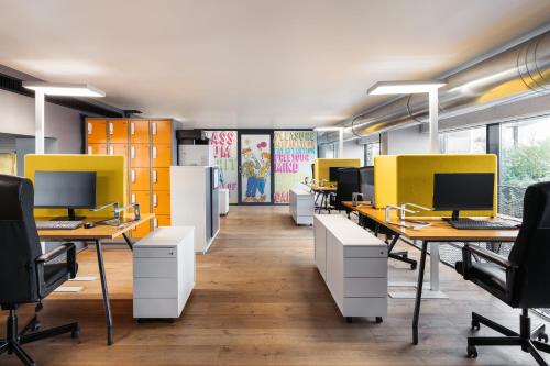 an office with several desks with computers on them at Hotel Schani Wien Hauptbahnhof in Vienna