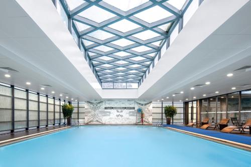 una piscina cubierta con techo de cristal en Ascott Huai Hai Road Shanghai, Xintiandi, en Shanghái