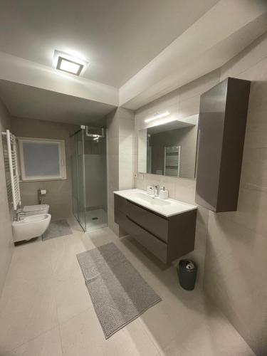 a bathroom with a sink and a toilet at Lago Dorato Roxy Apartament in Colico