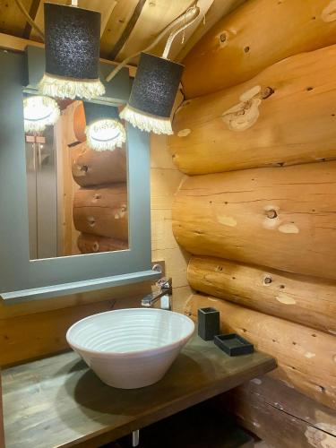 une salle de bain avec un lavabo et un miroir dans l'établissement Oxygene, à Font-Romeu-Odeillo-Via