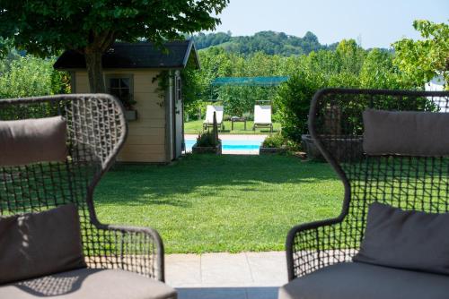 a pair of wrought iron chairs sitting in a yard at Relais La Dolce Vite in San Vendemiano