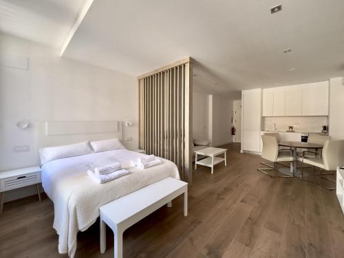 En eller flere senge i et værelse på Apartamentos ALFISA Puerta del Sol