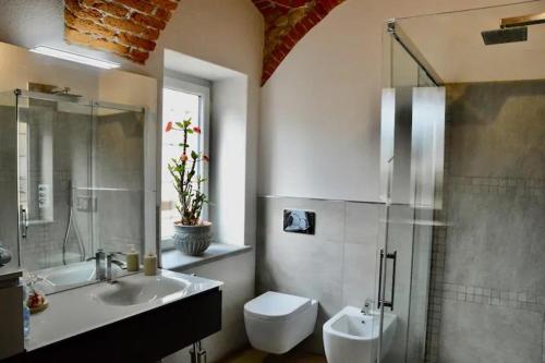 a bathroom with a sink and a toilet and a shower at Casa da Charlie in Busca
