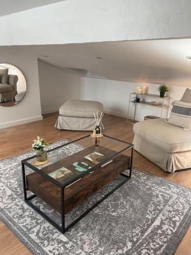 un salon avec une table basse et un canapé dans l'établissement Hypercentre 3 chambres Cosy Bordeaux, à Bordeaux