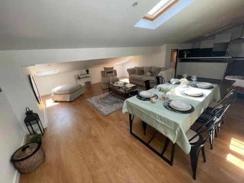 un salon avec une table et un canapé dans l'établissement Hypercentre 3 chambres Cosy Bordeaux, à Bordeaux