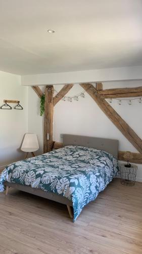 - une chambre avec un lit dans un dortoir doté de parquet dans l'établissement La perle des Lacs, à Dompierre-sur-Mont