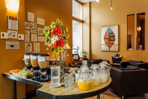 a table with jars of orange juice on it at Auberge de La Fontaine in Montréal