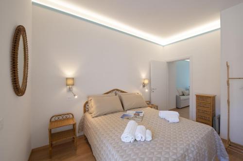 una camera da letto con un letto con asciugamani sopra di Suite Positano a Maiori