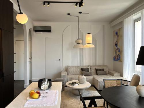 un salon avec un canapé et une table dans l'établissement Luxury Cannes, à Cannes