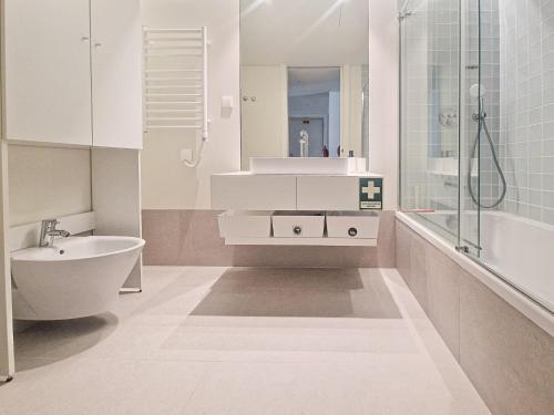 Ένα μπάνιο στο Cond Bayline - Breeze Wellness & Living - Bacalhau - BY BEDZY