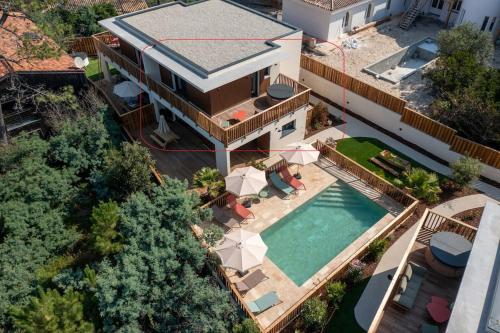 une vue aérienne d'une maison avec piscine dans l'établissement Villa IrisJasmin jacuzzi vue mer, à Lacanau