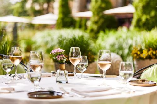 a table with glasses of white wine on it at Parkhotel Gütersloh in Gütersloh