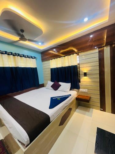 a bedroom with a large bed in a room at Hotel Holiday Home in Digha