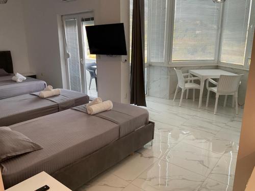 Una cama o camas en una habitación de Golem Apartment Luxury