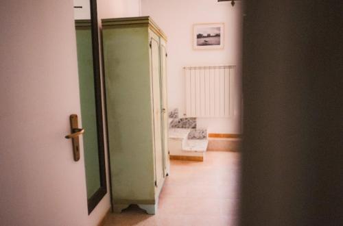 a hallway with a green door and a room with a couch at Blu di Prussia in Laureana Cilento
