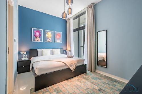 Ένα ή περισσότερα κρεβάτια σε δωμάτιο στο Charming 3BR Townhouse with Study Room in Damac Hills 2 Centaury, Dubailand By Deluxe Holiday Homes
