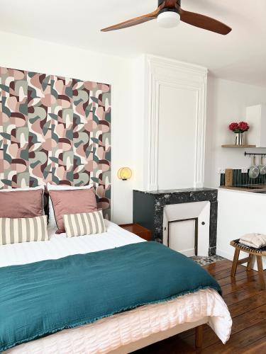 - une chambre avec un grand lit et une cheminée dans l'établissement Les Loges des Coteaux - Loge 2 - Luxury lodges with jacuzzi, à Blaye