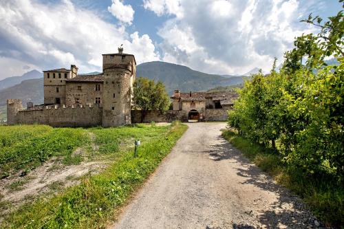 an old building on the side of a dirt road at Alloggio La Tour in Saint-Pierre