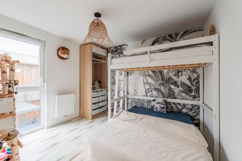 une chambre avec un lit superposé dans une pièce dans l'établissement Le clos des Aviateurs - Belle maison à Strasbourg, à Strasbourg