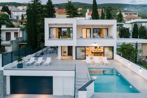 una imagen de una casa con piscina en Villa XeMa, en Dramalj