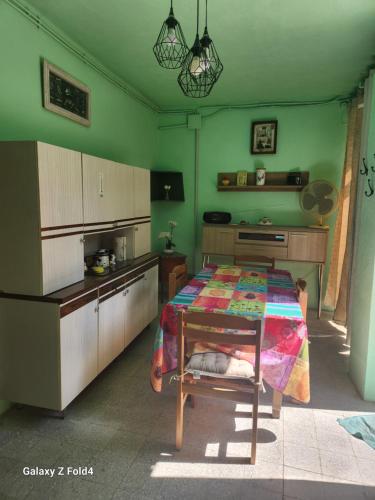 - une cuisine avec une table et une couette dans l'établissement Le Mazet, à Saint-Ambroix