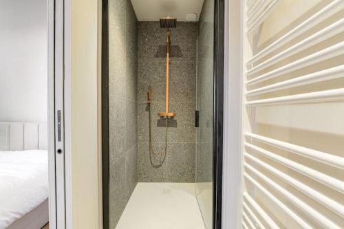 une douche avec une porte en verre menant à une chambre dans l'établissement Joli T3 avec terrasse et parking, Écully, à Écully