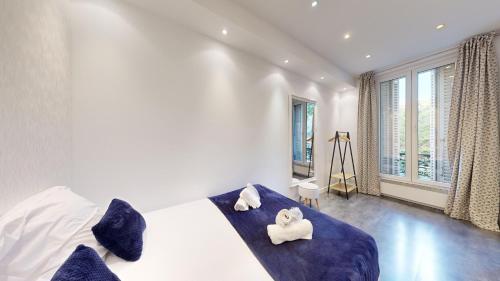 une chambre avec un lit avec deux serviettes dessus dans l'établissement Bluestay 63 - Appartement cozy, Paris centre, à Paris