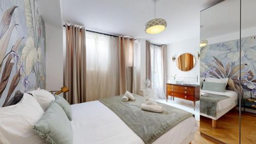 une chambre avec un lit, un bureau et un miroir dans l'établissement Bluestay 115 - Superbe Appartement à Paris, à Paris