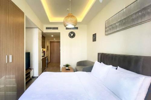 Ένα ή περισσότερα κρεβάτια σε δωμάτιο στο Netflix and Wi-Fi Studio Pool, Gym & City Views