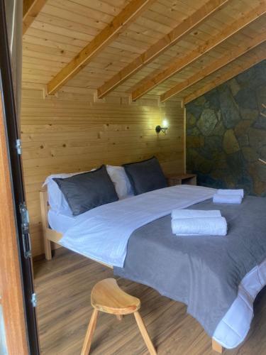 a bedroom with a large bed in a cabin at Bujtina Arturi in Valbonë