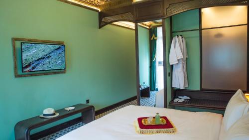 a room with a bed with a cake on it at Juan Rodriguez Hacienda in Athens
