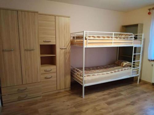 Ένα ή περισσότερα κρεβάτια σε δωμάτιο στο Przytulny domek w Nadolu, blisko Dębki i Białogóra